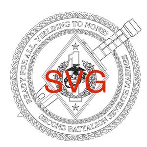 Può includere: Illustrazione in bianco e nero di un sigillo militare. Il sigillo presenta una forma di diamante con una stella e il numero "1" all'interno. Il testo "READY FOR ALL, YIELDING TO NONE!" è avvolto attorno alla forma di diamante. Il testo "SECOND BATTALION SEVENTH MARINES" è avvolto attorno alla parte inferiore del sigillo. Il testo "SVG" è in lettere rosse al centro della forma di diamante.