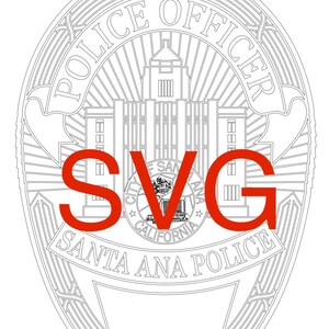 Può includere: Un distintivo della polizia in bianco e nero con le parole "POLICE OFFICER" in alto e "SANTA ANA POLICE" in basso. La parola "SVG" è sovrapposta in rosso sul distintivo.