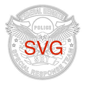 Puede incluir: Diseño de arte lineal en blanco y negro de una placa de policía. La placa presenta el texto "FEDERAL HEIGHTS POLICE" en la parte superior, con "POLICE" en el centro. Debajo, se lee "SPECIAL RESPONSE TEAM" y "SRT". La palabra "SVG" está superpuesta.