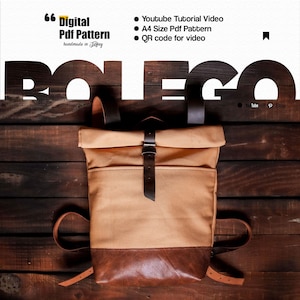 Puede incluir: Una mochila de lona color canela con cierre enrollable, base de cuero marrón oscuro y una correa de cuero vertical. La imagen incluye el texto: Digital Pdf Pattern, handmade in Turkey, Youtube Tutorial Video, A4 Size Pdf Pattern, QR code for video, BOLEGO.