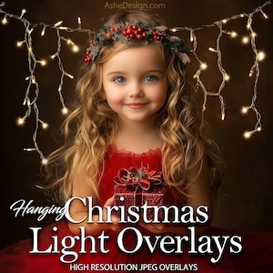 Puede incluir: Una niña pequeña con el pelo largo y rubio lleva un vestido rojo y una corona de bayas rojas y vegetación en la cabeza. Está sosteniendo una caja de regalo roja con un lazo dorado. El fondo es marrón oscuro con luces de Navidad blancas que cuelgan.