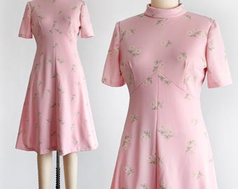 Robe mod florale rose des années 60, moyenne