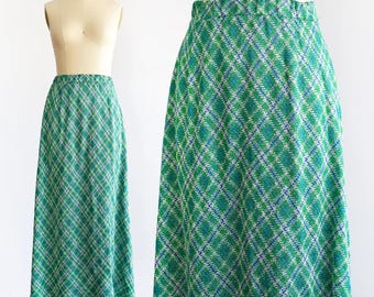 Maxi jupe métallisée écossaise verte vintage des années 1970, très grande/petite