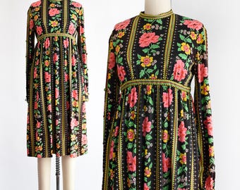 Robe fleurie sombre vintage des années 60, très grande