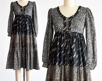 Robe fleurie noire à lacets des années 70, très grande/petite