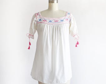 Blusa bordada de los años 70, blusa campesina vintage de algodón blanco de los años 70, talla pequeña a mediana.