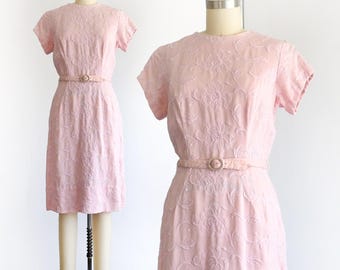 Vestido ajustado rosa con bordado floral de los años 50, talla pequeña.
