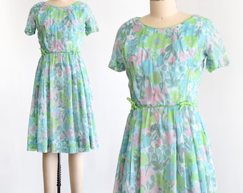 Robe à fleurs bleue et rose vintage des années 60, moyenne