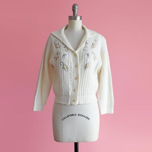 Cárdigan blanco de los años 60 con cuentas y lentejuelas, talla pequeña/mediana.