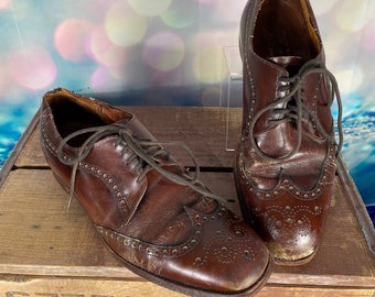 Vintage Men’s Brown Wing Tip Dress Shoes, Leather, London England, Gentleman Dandy, Grandpa, Hobo, Fashion Clothing Accessory Size 8.5 9 9.5