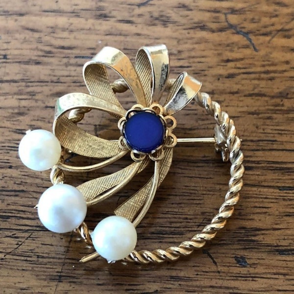 Vintage Ladies Circle & Bow Brooch Pin with Faux Pearls and Blue Accent Piece 50’s 60’s Mad Men, Woman’s Fashion Clothing Jewelry Accessory