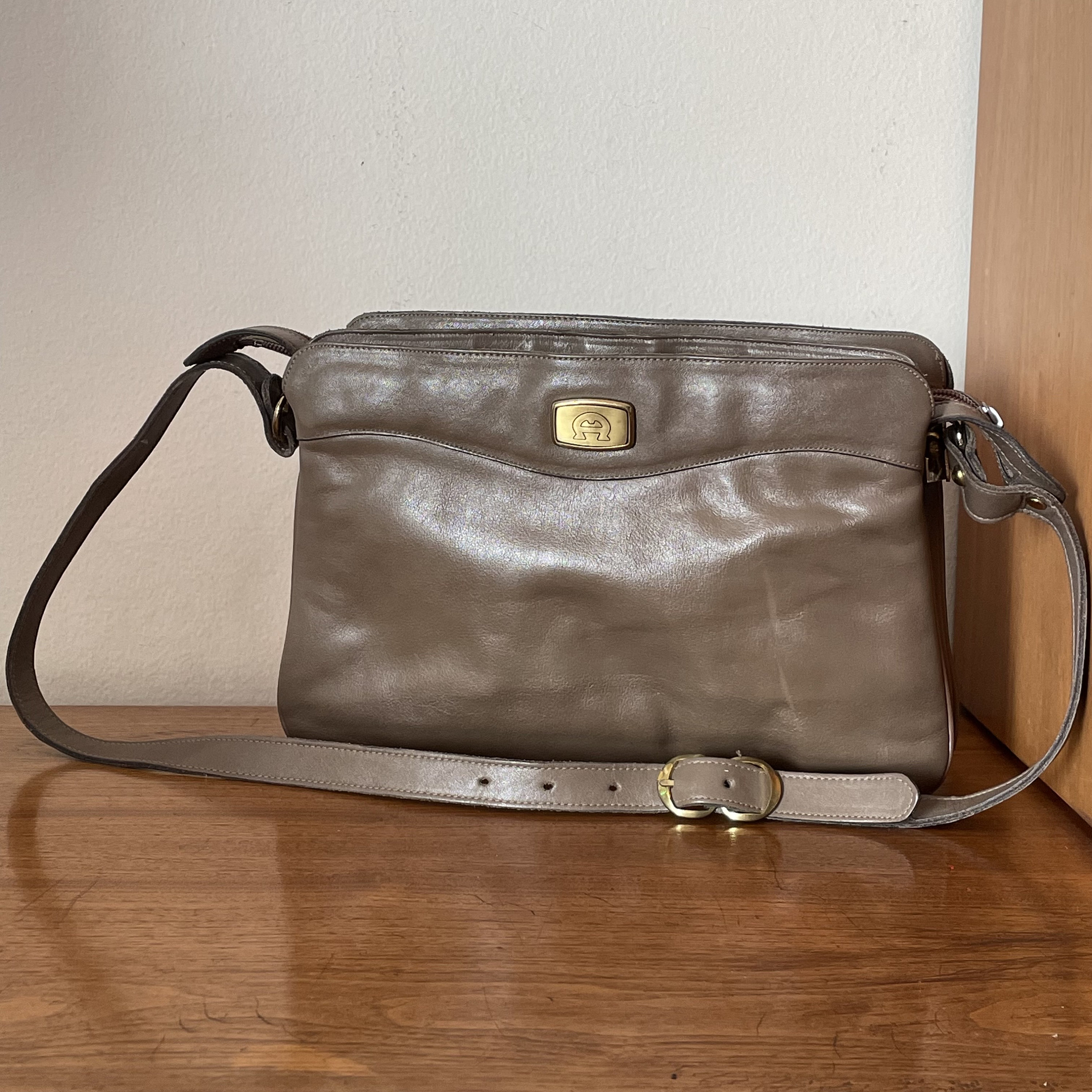 Vintage Designer Etienne Aigner Womens Soft Taupe Leather Handbag  display picture 1
