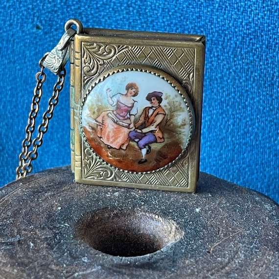 Beautiful Vintage Antique Locket Necklace & Penda… - image 1