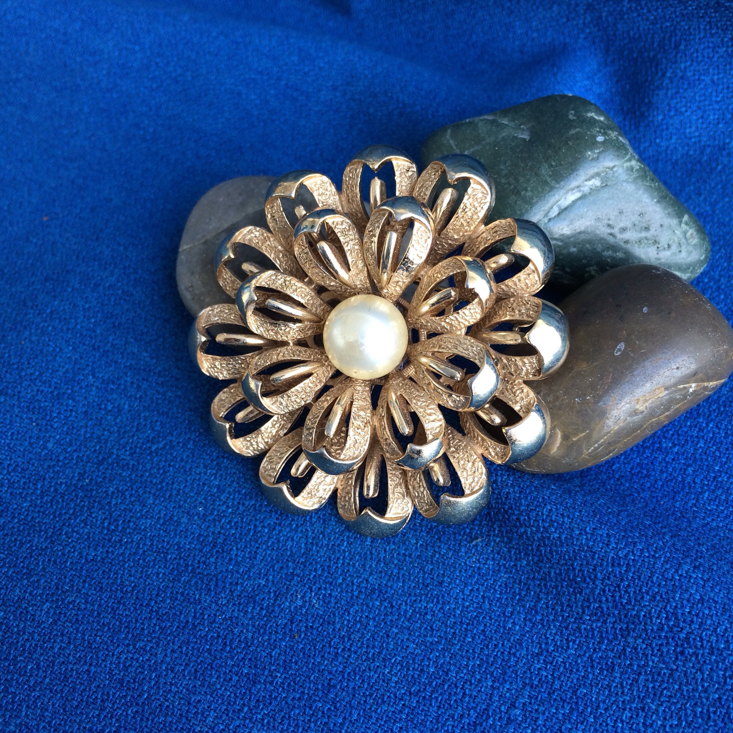 HAISWET Retro Gold Tone Multicolor Flower Brooch Pin - Women's Shawl & Sweater Accessory