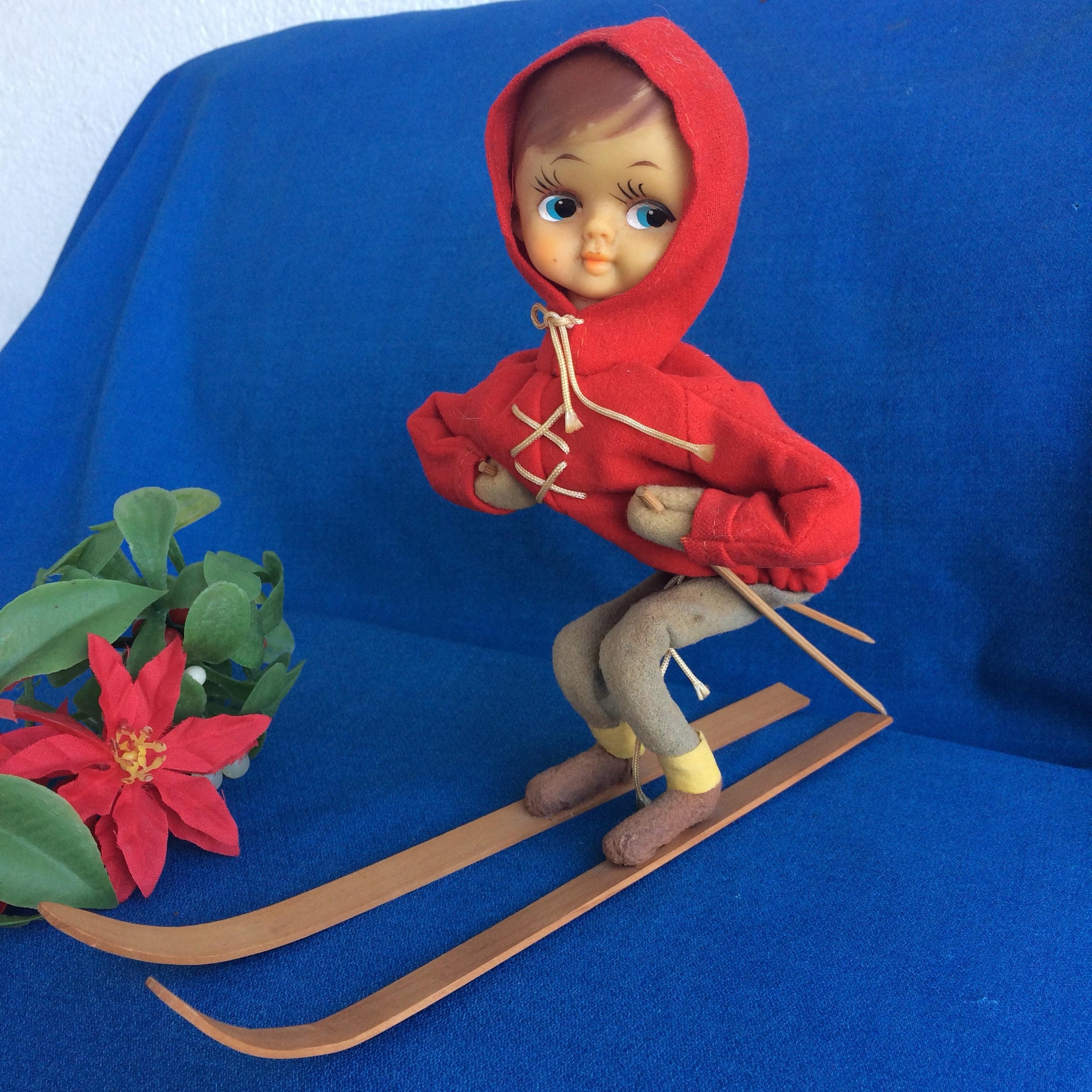 【プップさま】christmas doll ୨୧ 森でスキーをする 男の子 Vintage Skiing Boy Pose Doll on Snow Skis Dressed in Christmas Red