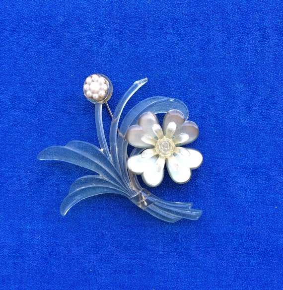 Vintage Plastic Flower Pin 40s 50s So Wonderful f… - image 1