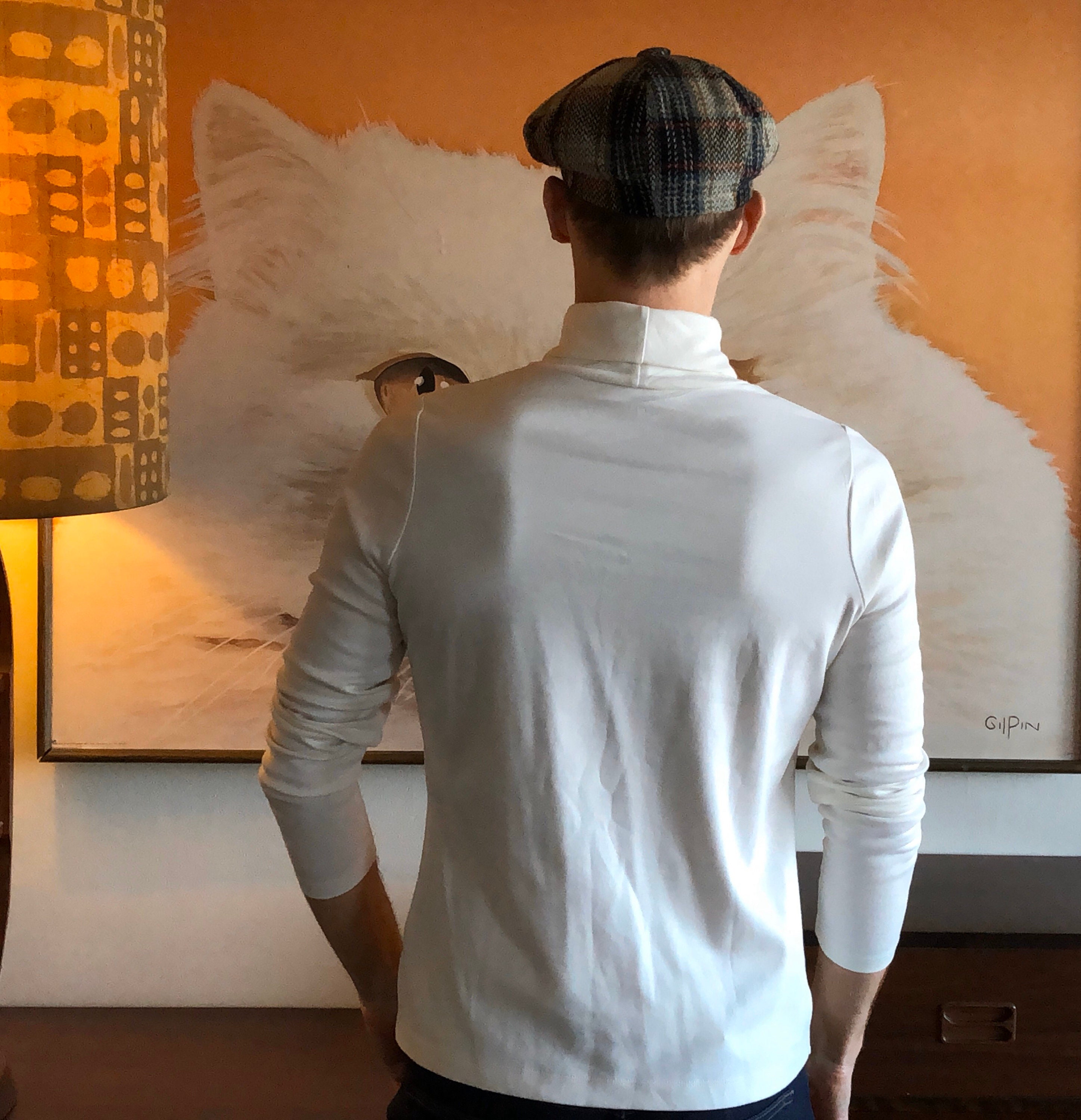 outfit blusa blanca cuello de tortuga