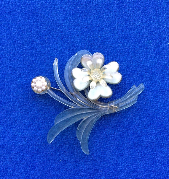 Vintage Plastic Flower Pin 40s 50s So Wonderful f… - image 3