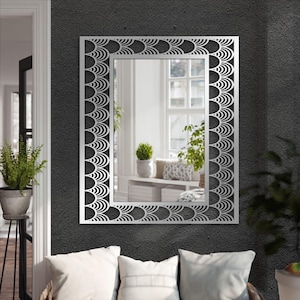 Specchio da parete in metallo Art Déco: cornice geometrica nera di grande impatto.
