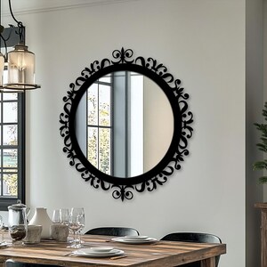 Miroir mural noir orné de défilement, décor en métal élégant