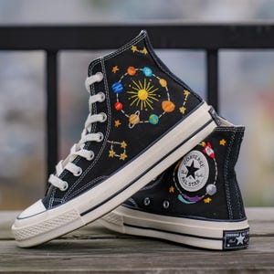Met de hand geborduurde Galaxy Converse: custom zonnestelsel-sneakers