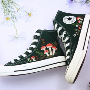 Personalisierte Chuck Taylor High Top: Pilz Gestickte Schuhe