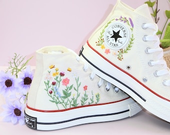 Buty ślubne Converse z haftowanym motywem dzikich kwiatów: wyjątkowe buty ślubne