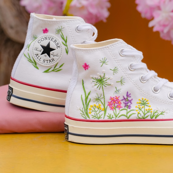 Aangepaste paardebloem handgeborduurde schoenen, lavendel