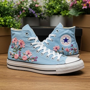Converse com estampa floral bordada para casamento: tênis personalizados com rosas e miosótis