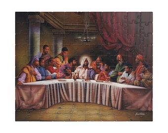 Puede incluir: Una pintura que representa la Última Cena con un grupo diverso de personas, incluido Jesús, sentados alrededor de una mesa con un mantel blanco. La escena se desarrolla en una habitación tenue con una cortina roja en el fondo.