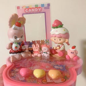 Organizador de escritorio para fiesta de té de fresa hecho a mano, portatarjetas fotográfico de acrílico con forma de caramelo duro de arcoíris, bonito soporte para teléfono con forma de pata de gato líquida, decoración de escritorio