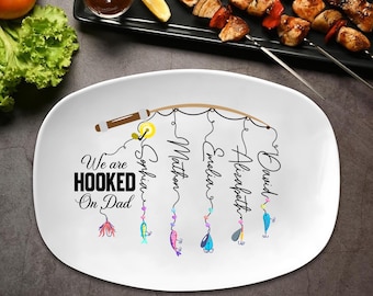 Pour la fête des pères, faites une surprise à papa avec des cadeaux pour la fête des pères, une assiette à griller personnalisée, une assiette à griller personnalisée avec des noms d'enfants, un cadeau pour barbecue