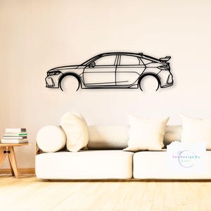 Pode incluir: Arte de parede em metal preto de um carro, com um design elegante e moderno. A silhueta do carro inclui detalhes como o spoiler e os arcos das rodas. A obra de arte é montada numa parede de cor neutra, acima de um sofá branco.