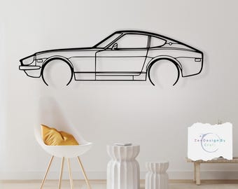 Könnte beinhalten: Schwarze Wandkunst aus Metall in Form einer Vintage-Autosilhouette. Das Auto ist ein klassischer Sportwagen mit einer langen Motorhaube und einer abgerundeten Karosserie. Die Kunst ist an einer weißen Wand montiert, mit einem weißen Stuhl und zwei weißen Beistelltischen im Vordergrund. Der Text "ZenDesignByCraft" ist in der unteren rechten Ecke des Bildes sichtbar.