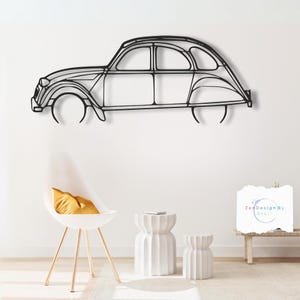 Può includere: Scultura da parete in metallo nero a forma di silhouette di un'auto d'epoca. L'auto è delineata in metallo nero e proietta un'ombra sul muro bianco dietro di essa.