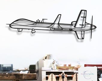 Könnte beinhalten: Schwarze Metallsilhouette einer Drohne, eine Art unbemanntes Luftfahrzeug, vor einer weißen Wand. Die Drohne hat einen langen, schmalen Körper mit zwei Flügeln und einem Heck.