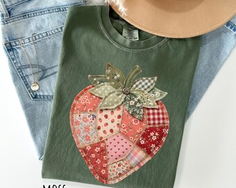 Camiseta Comfort Colors® con estampado de fresas en patchwork sintético, diseño floral rústico a cuadros, camiseta acolchada estilo granja con bayas, camiseta de verano, estética cottagecore.