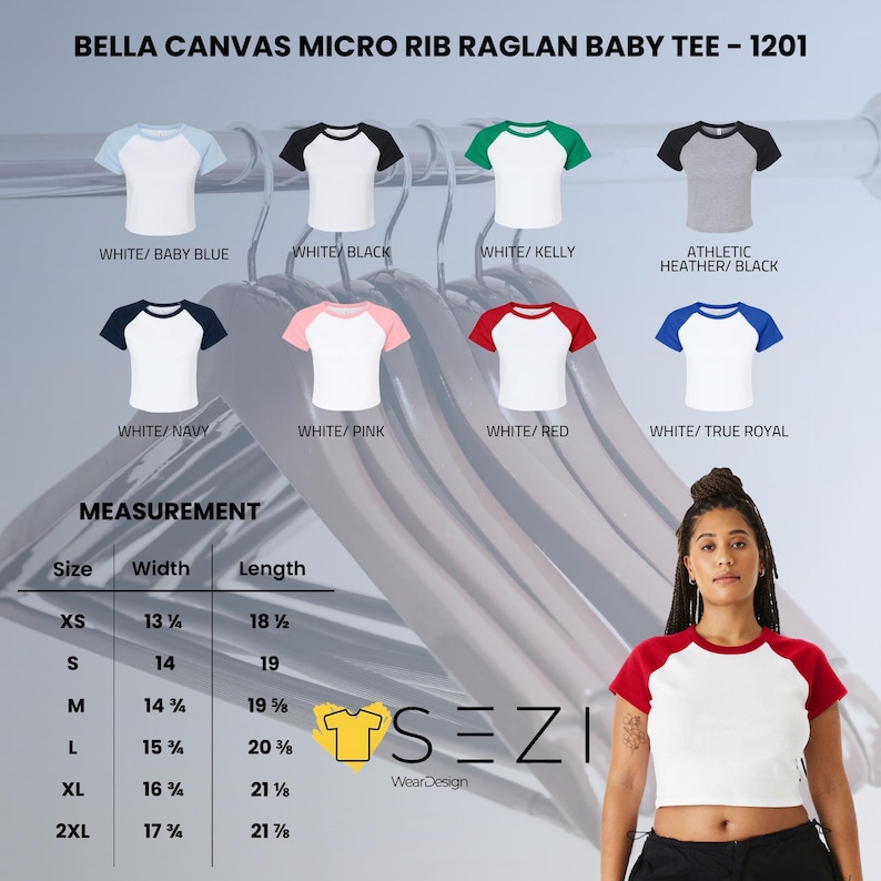 Op de afbeelding: Een display van Bella Canvas Micro Rib Raglan Baby Tees in wit met mouwen in verschillende kleuren: babyblauw, zwart, kellygroen, marine, roze, rood en koningsblauw. Afmetingen zijn beschikbaar voor maten XS tot 2XL. De tekst "SEZI WearDesign" is ook zichtbaar.