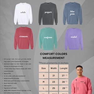 Puede incluir: Un gr&aacute;fico que muestra las medidas de una sudadera en diferentes tallas. El gr&aacute;fico muestra el ancho y la longitud de la sudadera en pulgadas. La sudadera est&aacute; disponible en una variedad de colores, incluyendo blanco, pimienta, azul vaquero, carmes&iacute;, espuma de mar y violeta. La sudadera est&aacute; hecha de 80/20 algod&oacute;n hilado en anillo/poli&eacute;ster y est&aacute; te&ntilde;ida en prenda para una sensaci&oacute;n de uso. La sudadera tambi&eacute;n est&aacute; hecha con tintes de bajo impacto certificados OEKO-TEX.
