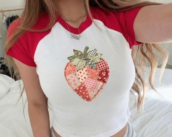 Camiseta de bebé raglán con estampado de fresas y patchwork falso, diseño floral rústico a cuadros, camiseta acolchada estilo granja con bayas, fresa adorable, estética cottagecore.