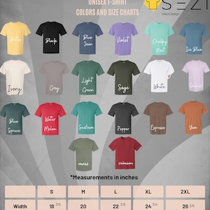 Puede incluir: Un gr&aacute;fico que muestra las opciones de color y la tabla de tallas para camisetas unisex. El gr&aacute;fico muestra 16 colores diferentes de camisetas, incluyendo Butter, Black, Blue Jean, Violet, Chalky Mint, Ice Blue, Ivory, Grey, Light Green, Sage, White, Orchid, Blue Spruce, Water Melon, Seafoam, Pepper, Espresso, Yam, Moss y Crimson. La tabla de tallas muestra las medidas de ancho y largo en pulgadas para las tallas S, M, L, XL y 2XL.