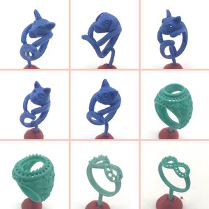 Peut inclure: Une collection de moules à bagues bleus et verts. Les moules bleus présentent des motifs d'animaux, dont un chat, un chien et une souris. Les moules verts présentent des motifs complexes et des motifs ajourés. Chaque moule à bague est monté sur une base rouge.
