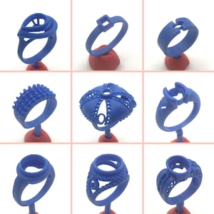 Peut inclure: Neuf moules à anneaux en cire bleue pour la fabrication de bijoux. Les moules sont sur des supports rouges et montrent différents styles d'anneaux.