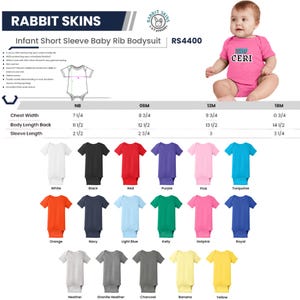 Op de afbeelding: Een witte keramische mok met een zwarte handgreep en de tekst "But First, Coffee" in een zwarte, vette letter. De mok staat op een houten oppervlak. De mok is ongeveer 10 cm hoog.