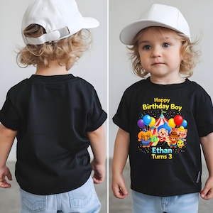 Op de afbeelding: Een set van drie keramische mokken met een gespikkelde, matte afwerking. Elke mok heeft een andere kleur: lichtblauw, cr&egrave;me en grijs. De mokken hebben een eenvoudig, modern ontwerp met een afgeronde vorm en een comfortabele handgreep.