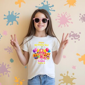 Op de afbeelding: Een witte keramische mok met een zwart handvat en de tekst "But First, Coffee" in een zwarte, handgeschreven lettertype. De mok staat op een wit oppervlak.