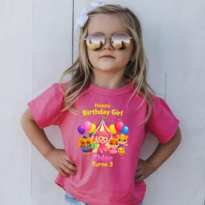 Op de afbeelding: Een set van drie keramische mokken met een gespikkelde, matte afwerking. De mokken zijn in cr&egrave;me, lichtgrijs en donkergrijs. Elke mok heeft een eenvoudig, minimalistisch ontwerp en een afgeronde handgreep.