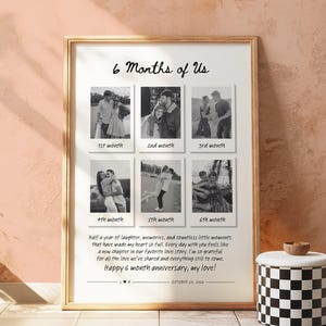 Puede incluir: Una impresión enmarcada con el texto "6 Months of Us" y seis fotos en blanco y negro. La impresión incluye un mensaje sobre un aniversario de 6 meses. Un taburete a cuadros en blanco y negro está a la derecha.