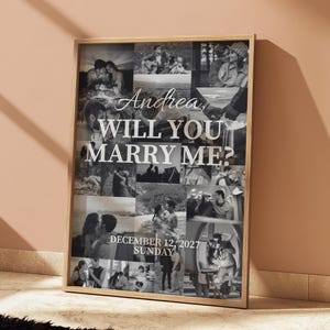 Op de afbeelding: Een ingelijste collage van zwart-witfoto's. De centrale tekst luidt "Andrea, WILL YOU MARRY ME?" met de datum "DECEMBER 12, 2027 ZONDAG" eronder. De foto's tonen stellen in romantische settings.