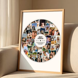 Könnte beinhalten: Ein gerahmter rechteckiger Druck mit einer kreisförmigen Fotocollage, die wie eine Schallplatte angeordnet ist. Der weiße Kreis in der Mitte enthält den Text BEST FRIEND, EST. 2014, LILY & SAM und THE SOUNDTRACK TO YOUR FAVORITE MEMORIES. Heller Holzrahmen.